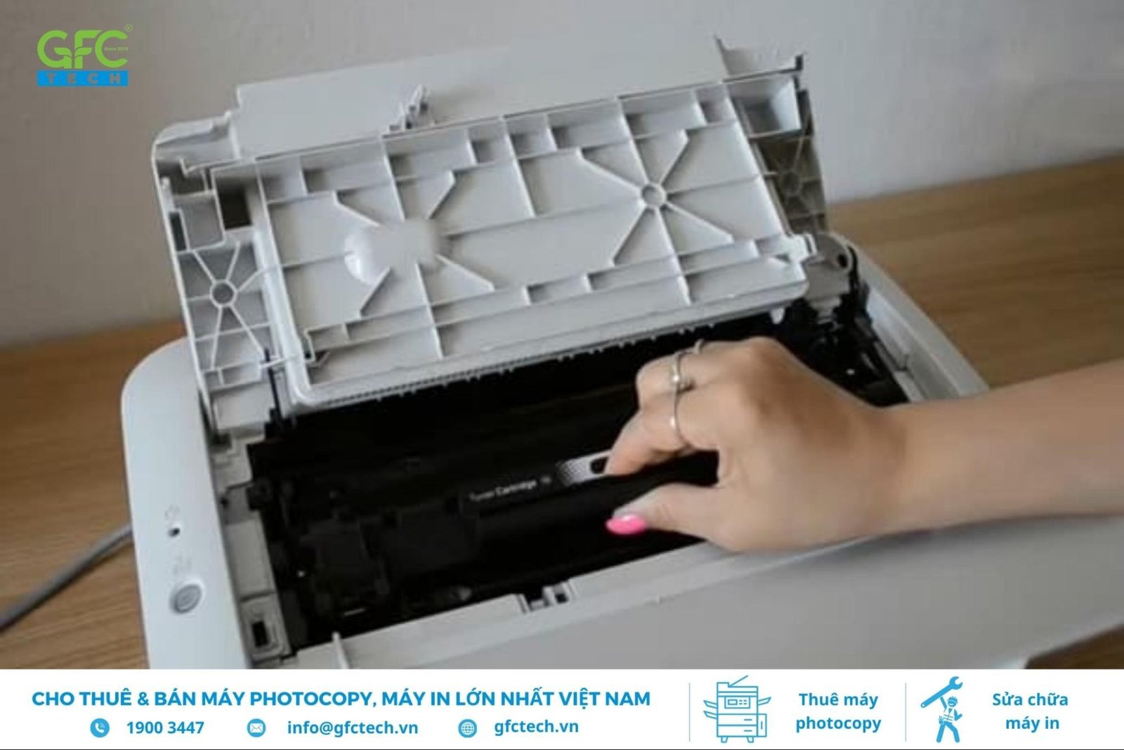 Lắc nhẹ hộp mực máy in Canon 6030 sau khi nạp mực để mực đều