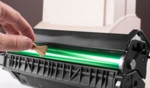 Cận cảnh trống máy in Canon LBP2900 và hộp mực 303, bộ phận quan trọng cần thay thế định kỳ.