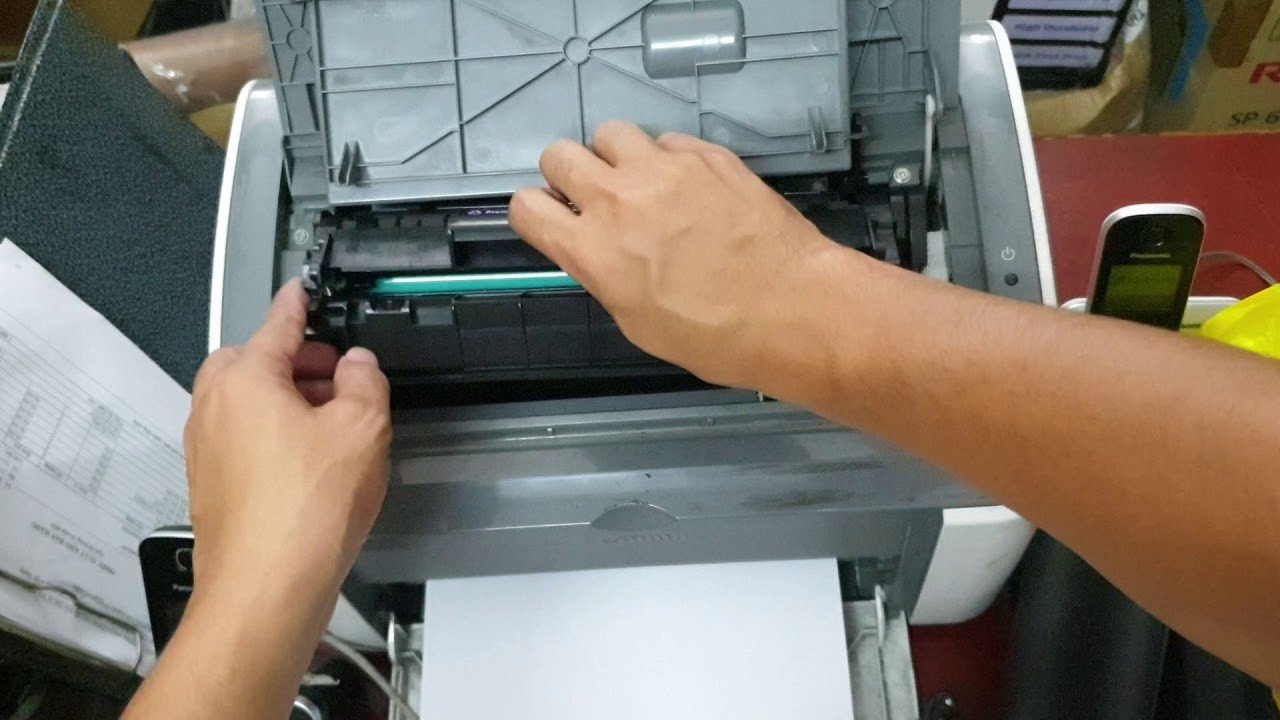 Thao tác rút hộp mực máy in Canon 2900