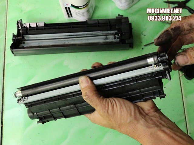 Thao tác tháo rời hộp mực máy in Canon 2900 để chuẩn bị làm sạch linh kiện