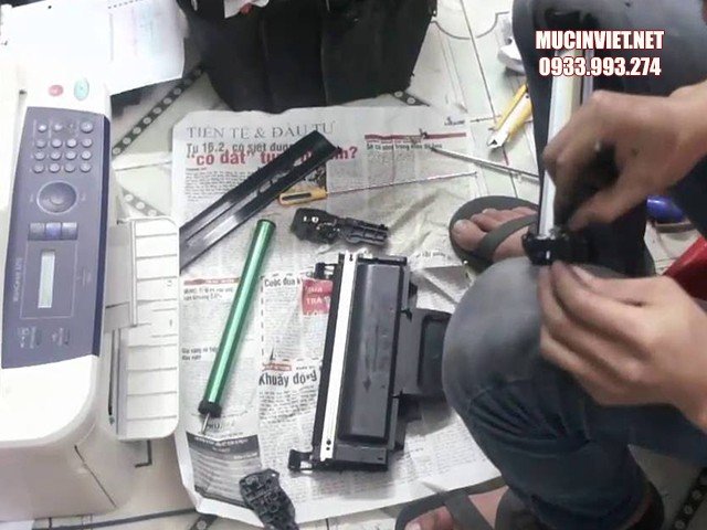 Làm sạch chi tiết các linh kiện của hộp mực Canon 2900 như drum, gạt mực