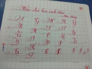 Bảng mẫu chữ in hoa tiếng Việt theo kiểu uốn lượn, mềm mại