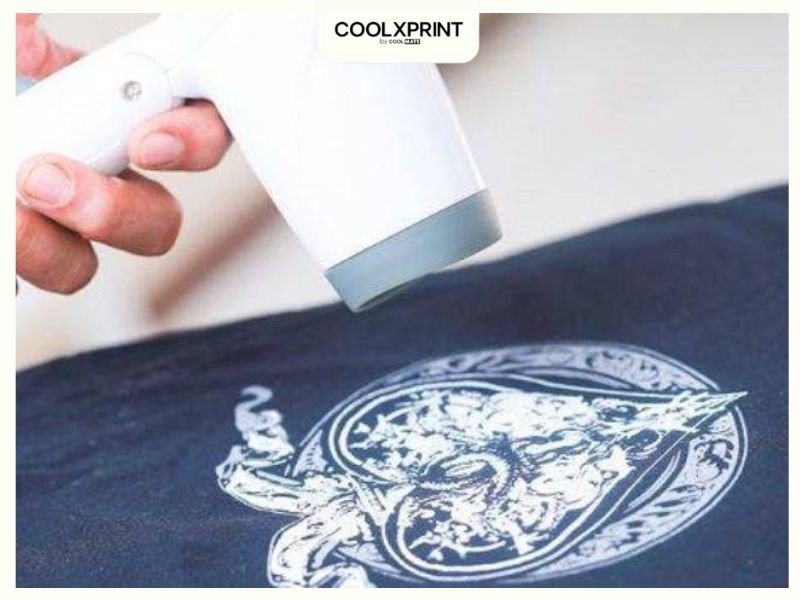 Dùng máy sấy tóc để làm bong chữ in trên áo