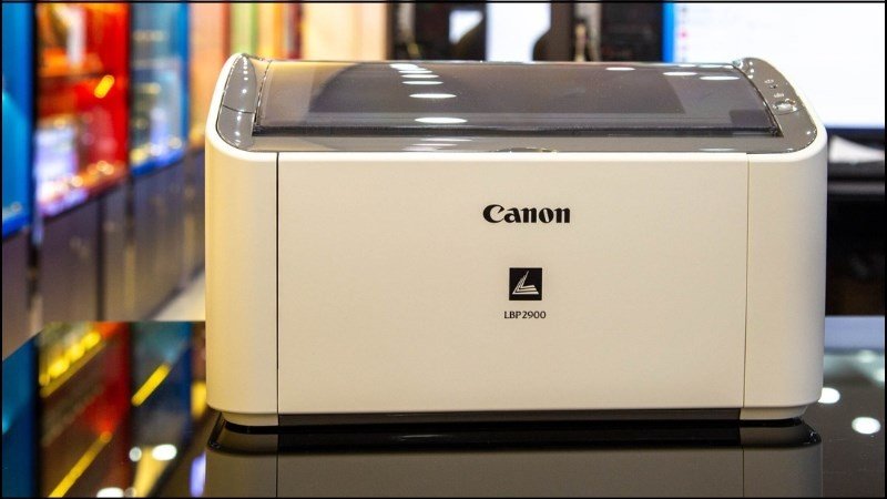 Người dùng đang thao tác trên máy tính để xóa lệnh in không cần thiết trên máy in Canon.