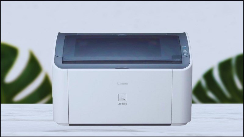 Hình ảnh minh họa việc vệ sinh máy in Canon, lau bụi trên bề mặt máy.