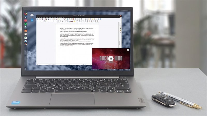 Người dùng thao tác bật máy in trên máy tính để bàn