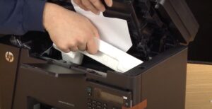 Máy in HP LaserJet Pro MFP M125a kết nối với máy tính để cài đặt driver