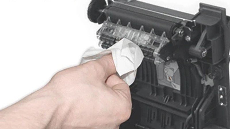 Vệ sinh đầu in nhiệt của máy in bill bằng tăm bông thấm cồn chuyên dụng