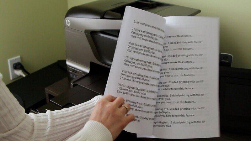 Người dùng đang sử dụng máy in Brother để in tài liệu hai mặt tiết kiệm giấy