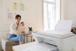 Kiểm tra và đặt giấy vào khay máy in để chuẩn bị in ảnh