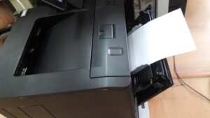Người dùng đặt giấy A5 vào khay máy in Canon