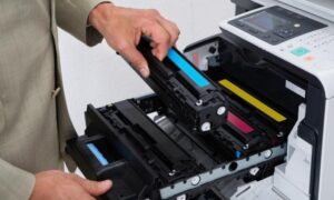 Kiểm tra hộp mực máy in Canon 2900 để khắc phục tình trạng in mờ