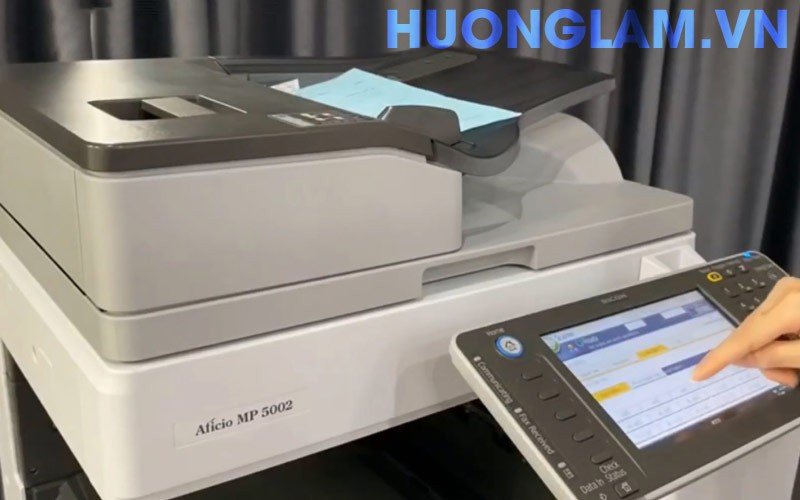 Màn hình cảm ứng máy in Ricoh MP 5002 trong quá trình cài đặt