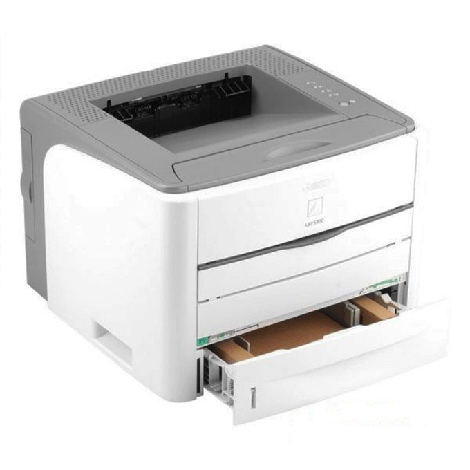 Máy in Canon LBP 3300 đặt trên bàn làm việc, thể hiện kích thước nhỏ gọn và khay giấy