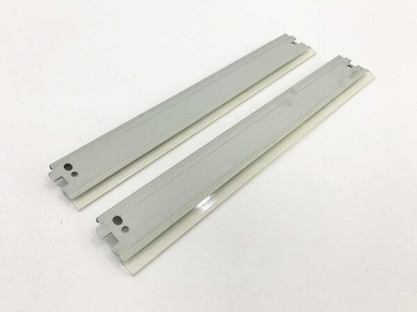 Gạt mực lớn (cleaning blade) đảm nhiệm việc làm sạch mực thừa trên trống mực