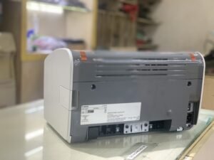 Mặt sau máy in Canon 2900 hiển thị cổng nguồn và cổng USB