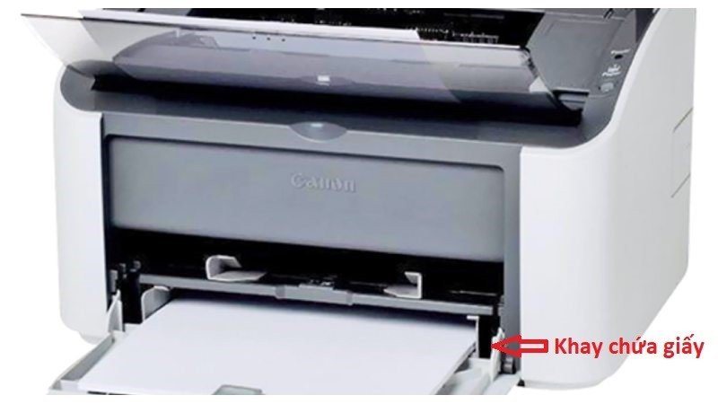 Khay nạp giấy của máy in Canon 2900 đang được mở ra