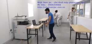 Máy photocopy in màu cho thuê hoạt động trong môi trường văn phòng