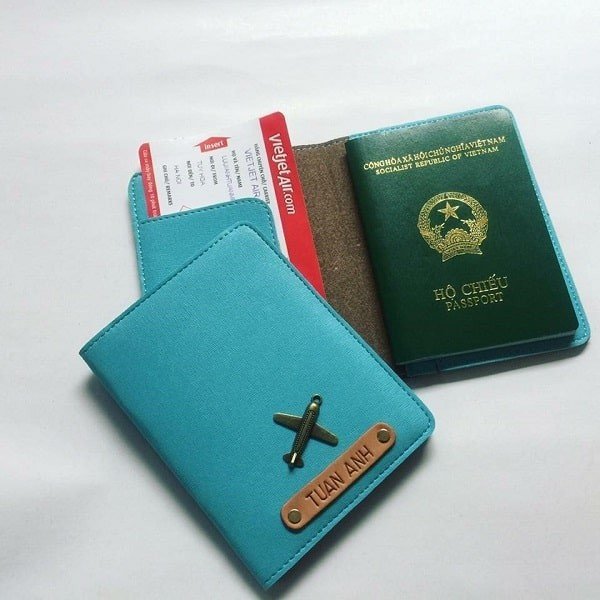 Hành khách kiểm tra thông tin vé máy bay điện tử trên thiết bị di động