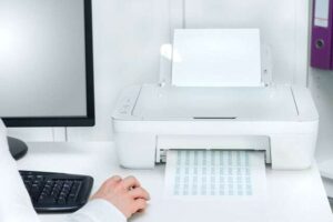 Thông báo lỗi 'Paper Out' trên màn hình máy tính khi máy in hết giấy