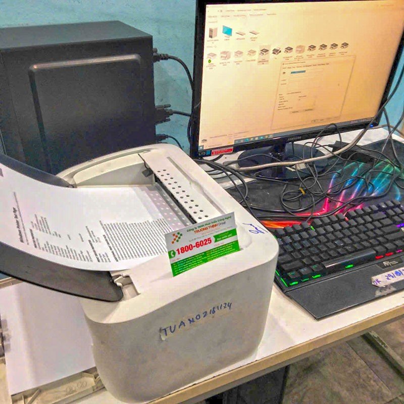 Kỹ thuật viên thay mực máy in tại Quận 11