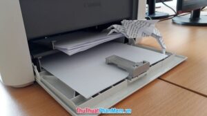Điều chỉnh kẹp giấy và đặt giấy A5 vào khay máy in đúng cách