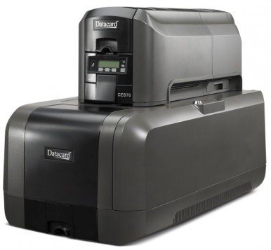 Cận cảnh máy in thẻ nhựa Datacard và thẻ đã in