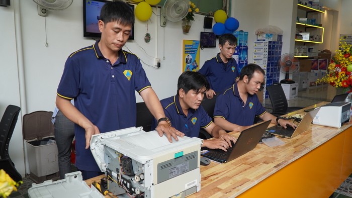 Đội ngũ kỹ thuật viên nạp mực máy in chuyên nghiệp tại quận Thủ Đức
