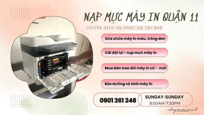 Kỹ thuật viên đang thực hiện dịch vụ nạp mực máy in quận 11 chuyên nghiệp cho khách hàng.