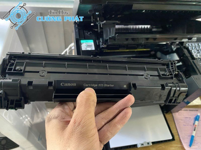 Tìm nút nguồn trên máy in