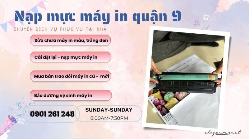 Kỹ thuật viên thực hiện nạp mực máy in tại văn phòng ở Quận 9
