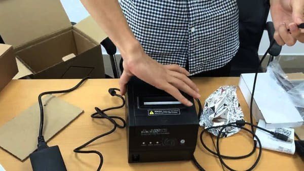 Kỹ thuật viên khảo sát tình trạng máy in nhiệt