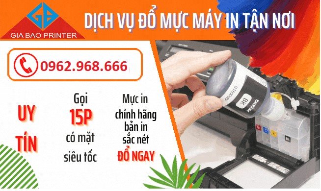 Kỹ thuật viên đang kiểm tra hộp mực máy in Canon E560 trước khi đổ mực