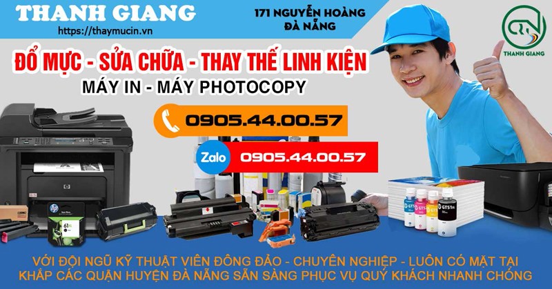 Kỹ thuật viên đang đổ mực cho máy in tại Đà Nẵng chuyên nghiệp