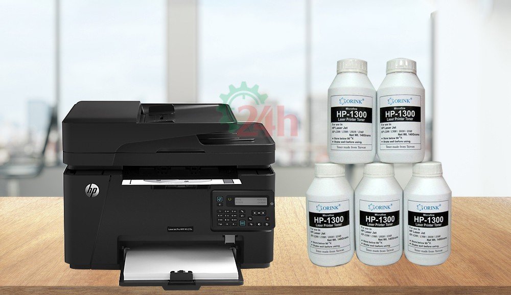 Kỹ thuật viên nạp mực cho hộp mực máy in HP 2035 để khắc phục lỗi in giấy trắng