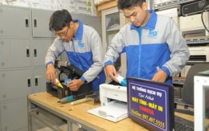 Kỹ thuật viên Máy Tính Gia Phát đang đổ mực máy in cho khách hàng tại quận Hoàng Mai
