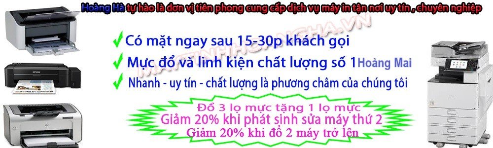 Kỹ thuật viên đang kiểm tra hộp mực máy in, dấu hiệu cần dịch vụ đổ mực máy in Hoàng Mai chuyên nghiệp
