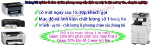Kỹ thuật viên đang kiểm tra hộp mực máy in, dấu hiệu cần dịch vụ đổ mực máy in Hoàng Mai chuyên nghiệp