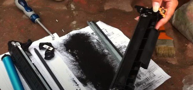 Đổ bỏ mực thải tồn đọng trong khay chứa của hộp mực máy in Canon