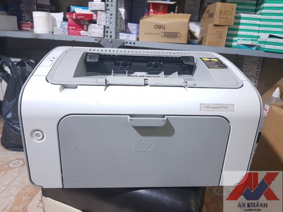 Kỹ thuật viên đang đổ mực máy in laser màu HP