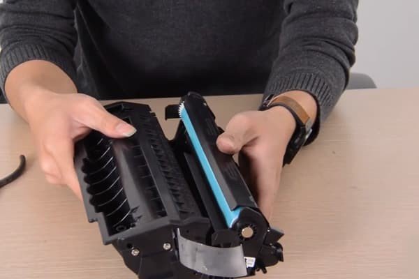 Lắp ráp lại hộp mực sau khi đã đổ mực mới