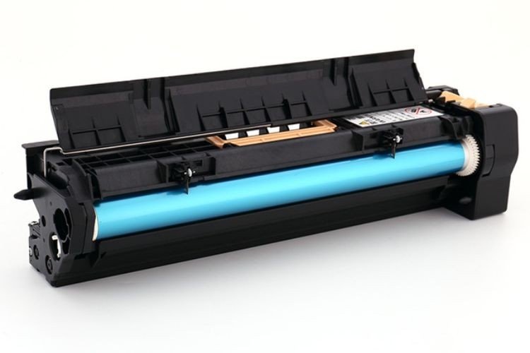 So sánh drum máy in cũ bị mòn và drum mới chuẩn bị thay thế