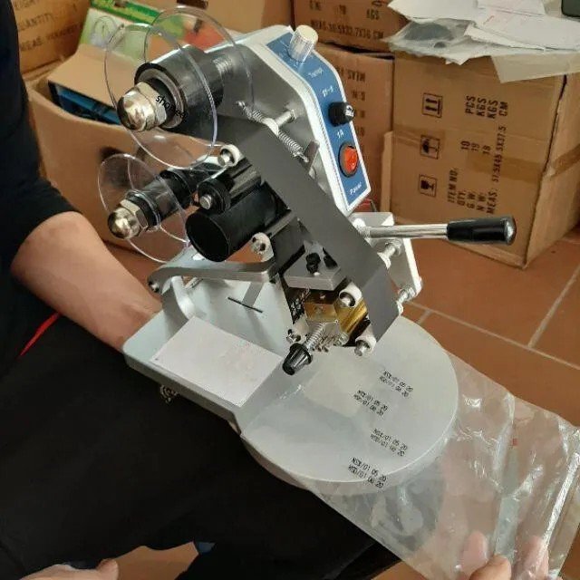 Sử dụng máy in date cầm tay DY-8 để dập date lên bao bì