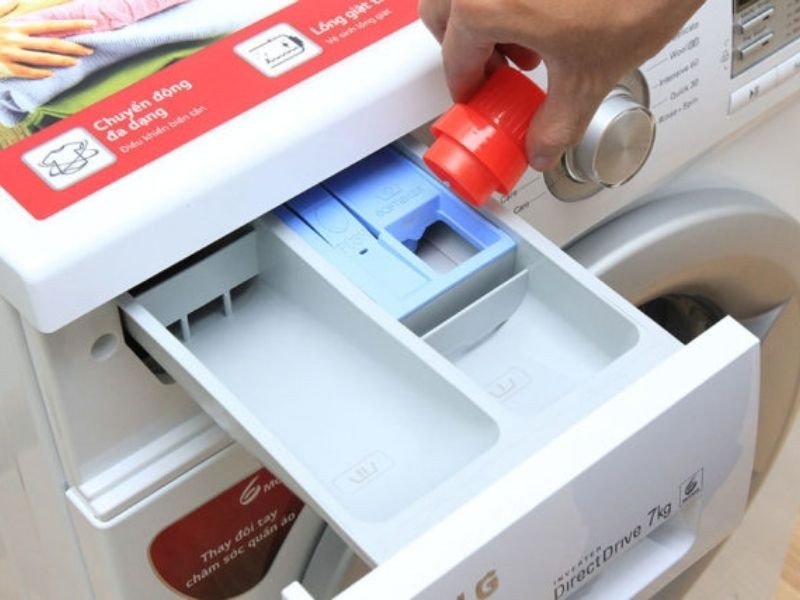 Lựa chọn loại nước giặt dịu nhẹ và chế độ giặt phù hợp cho áo có hình in