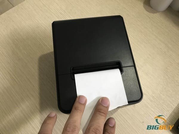 Nhấn nút feed để kiểm tra giấy sau khi lắp máy in hóa đơn