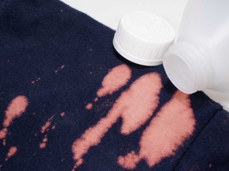 Hình ảnh minh họa tác hại của thuốc tẩy lên hình in trên áo