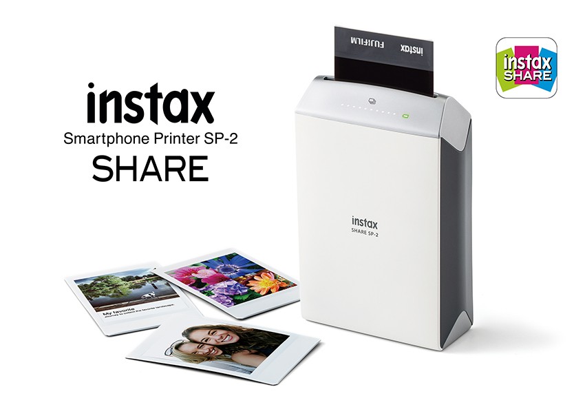 Ảnh in từ máy Instax Share SP-2 đang được đẩy ra từ khe máy