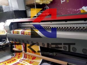 Máy in decal khổ lớn đang in ấn hình ảnh quảng cáo trên vật liệu decal