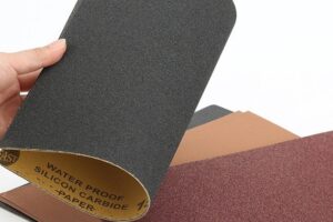 Sử dụng giấy nhám mịn chà nhẹ vết mực in trên bề mặt giấy