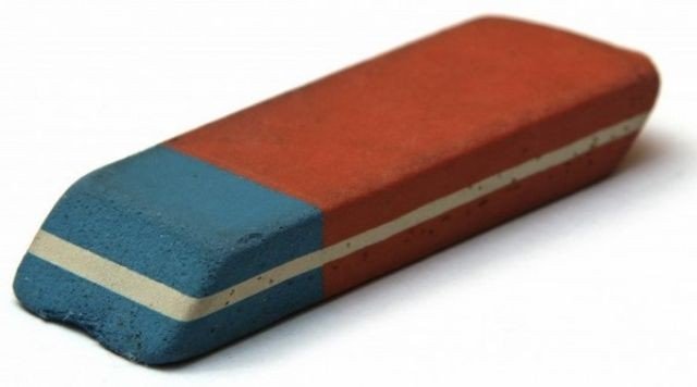 Dùng gôm tẩy mực in trên giấy